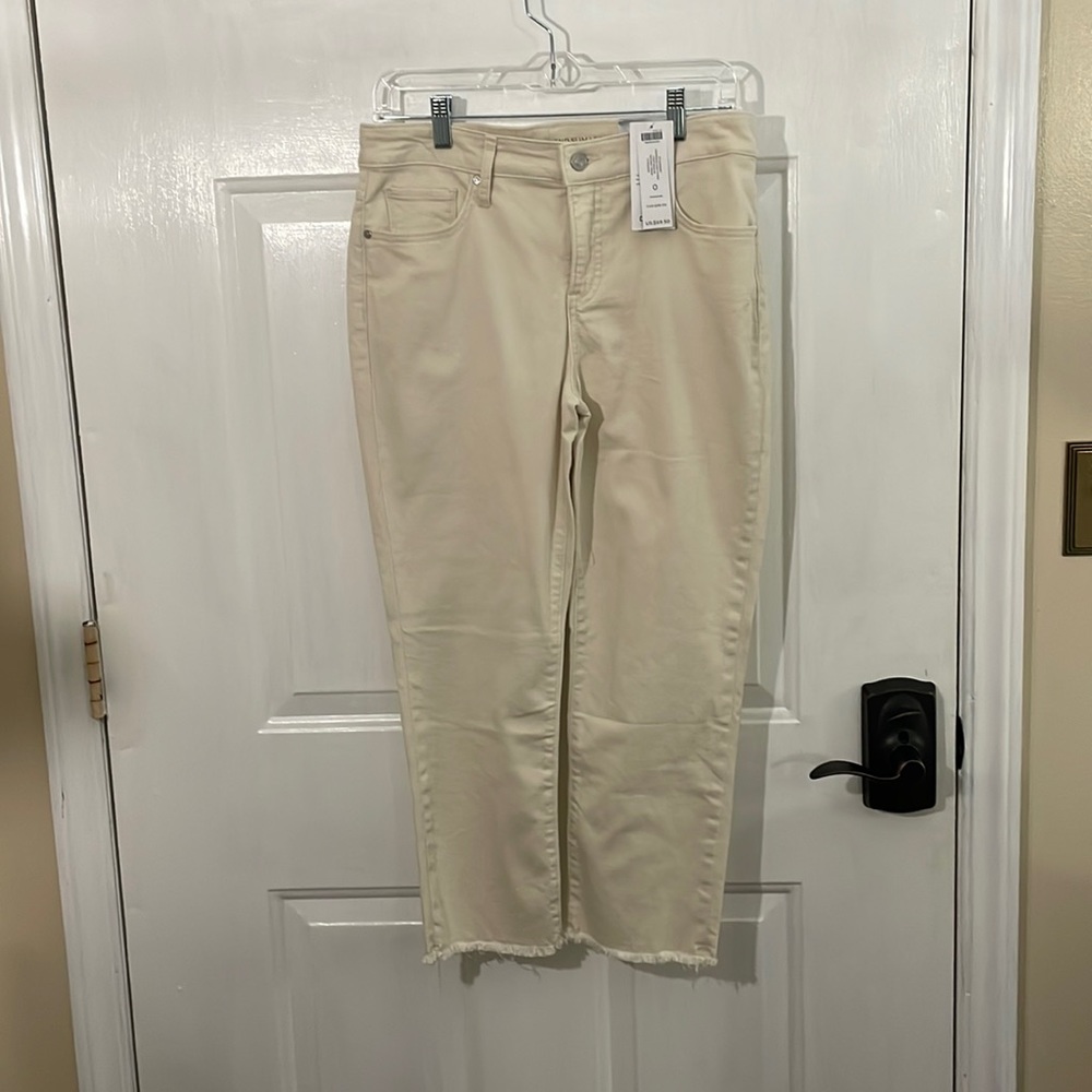 Chico’s So Slimming Girlfriend Slim Leg Crop, cream, size 4, Chico’s size 0, NWT